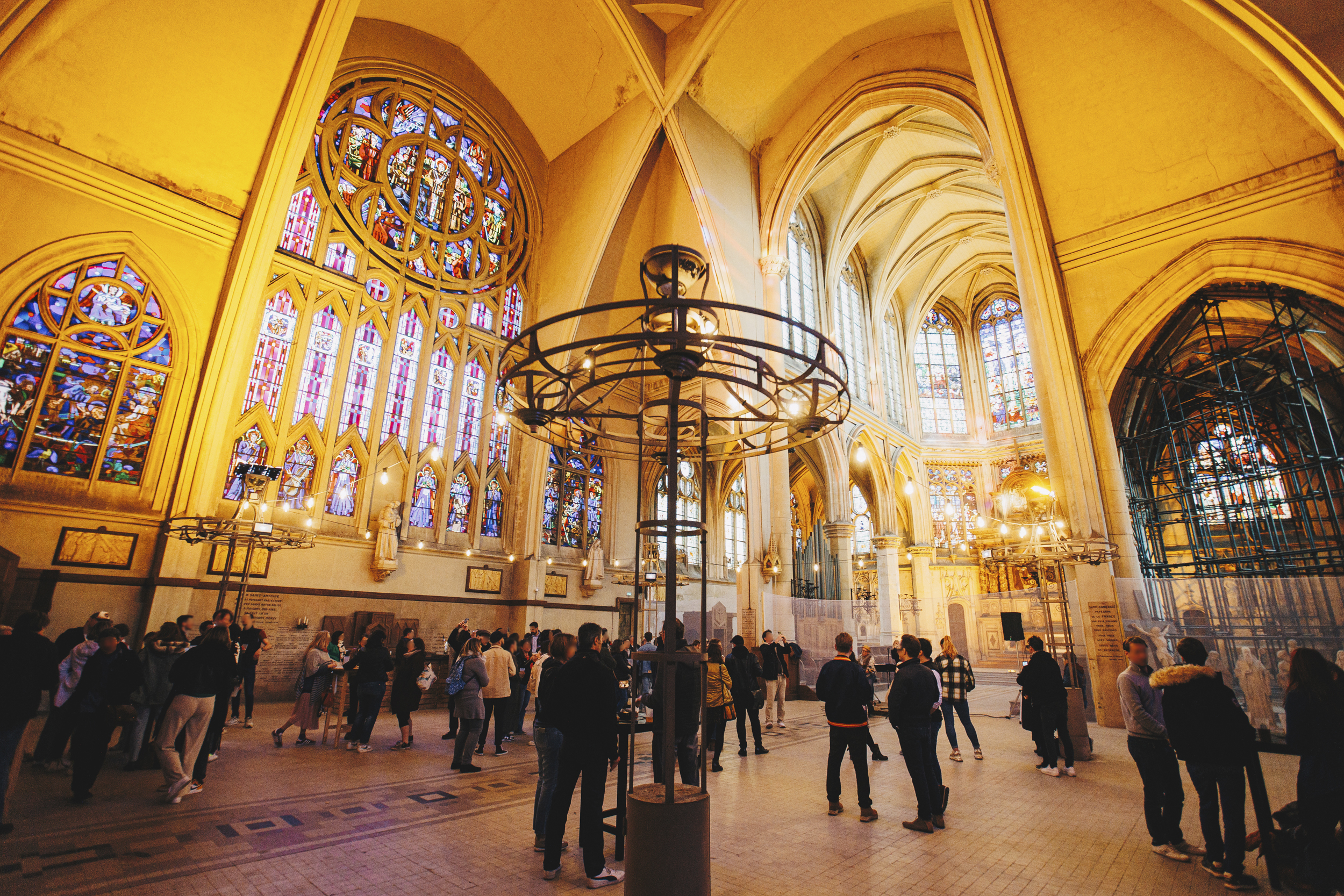 Au coeur de la plus grande église-brasserie du monde à Rouen
