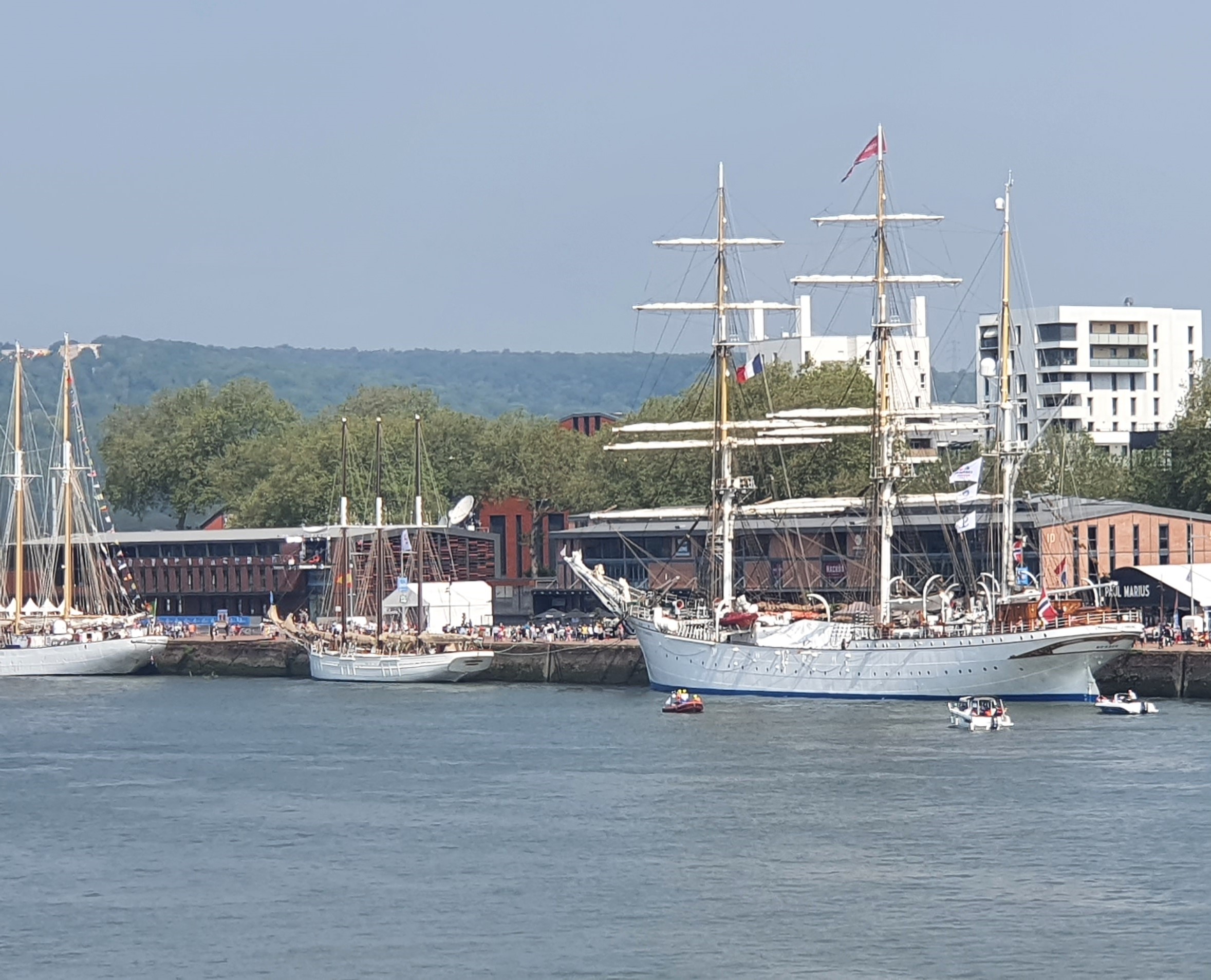 C’est parti pour l’Armada de Rouen, l’un des plus grands amphithéâtres maritimes du monde !