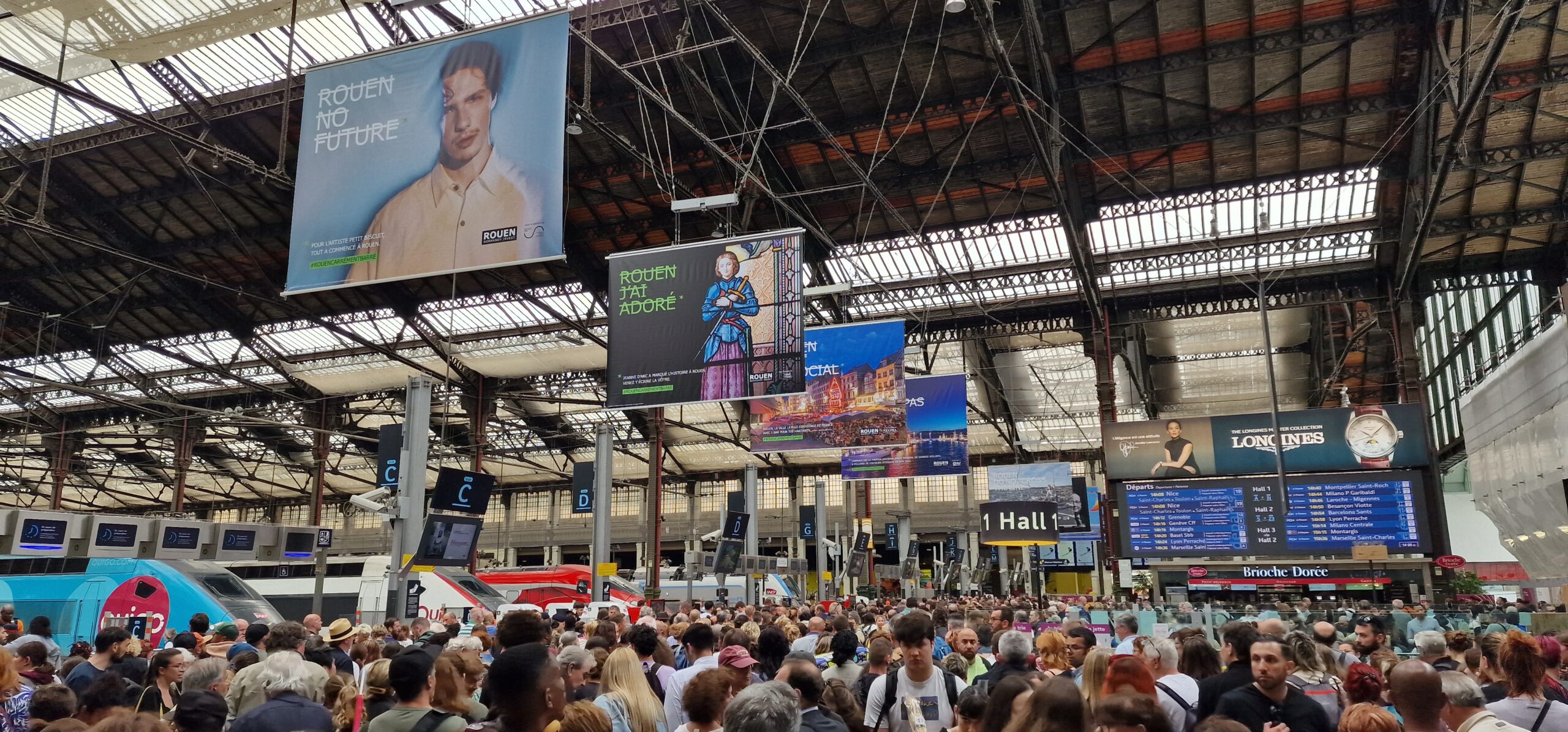 ©RNI - La campagne de communication #ROUENCARRÉMENTBARRÉ s'est exposé une semaine dans les principales gares parisiennes 