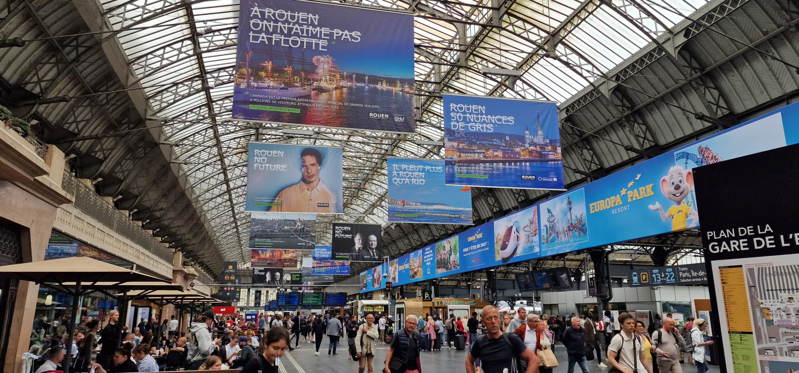 Campagne de communication #ROUENCARRÉMENTBARRÉ dans la gare de l'Est à Paris - Juin 2023 ©RNI