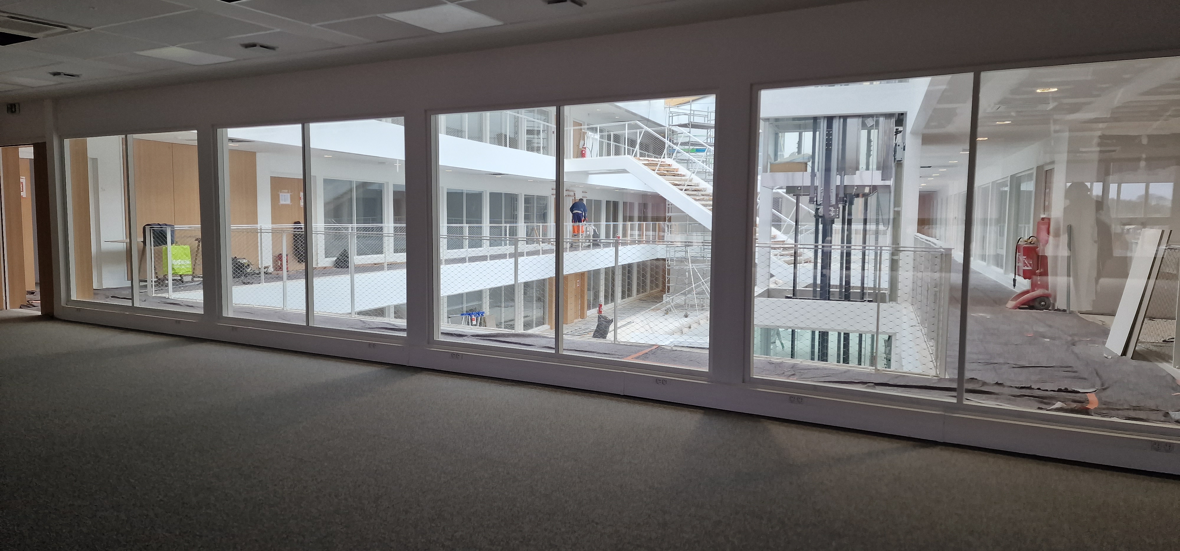 Les lots de bureaux proposés aux les entreprises sont très lumineux avec une vue extérieure ainsi qu'une vue sur le grand atrium ©RNI