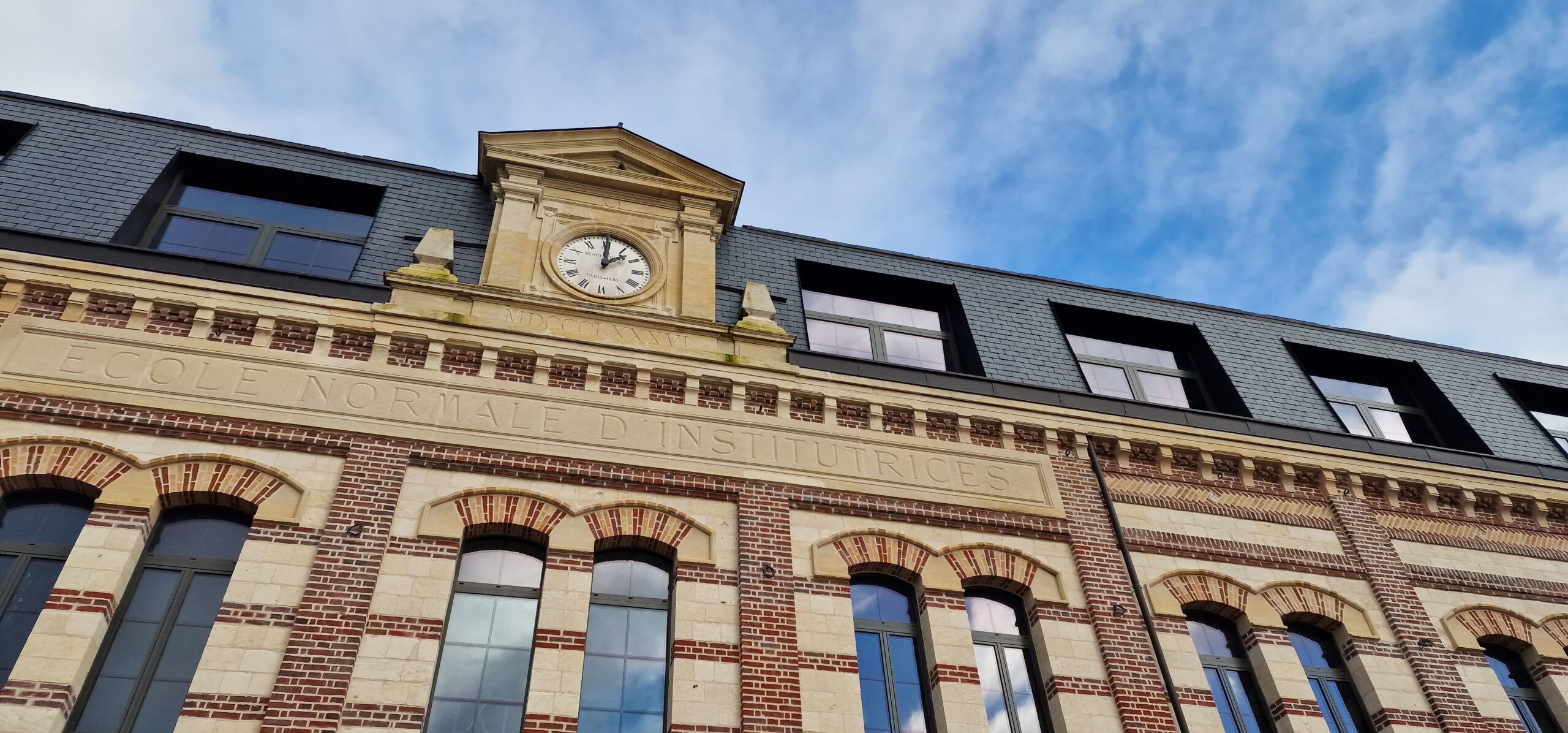 La façade de l'ancienne école Normale de Rouen avec son horloge historique rénovée. ©RNI