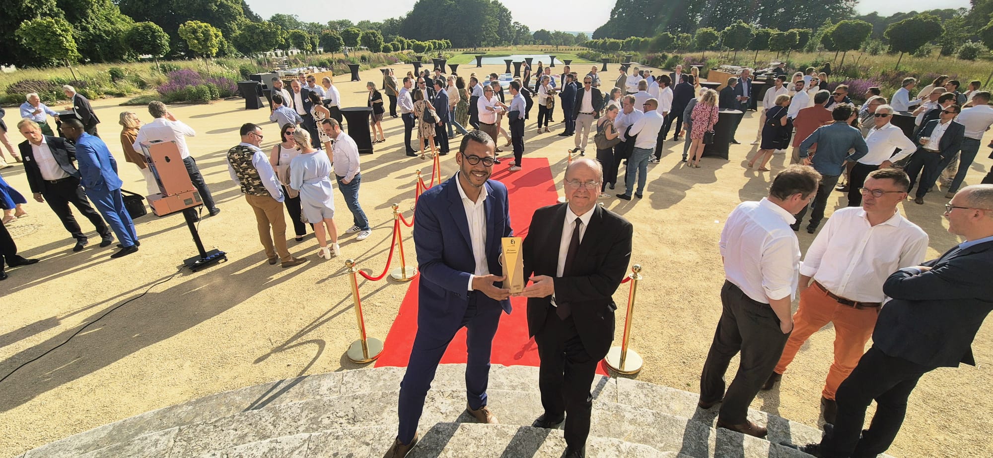 Abdelkrim MARCHANI, Vice-Président de la Métropole Rouen Normandie et Bernard LEROY, Président de la Communauté d’Agglomération Seine Eure lors de la remise des trophées MEDEF Awards.