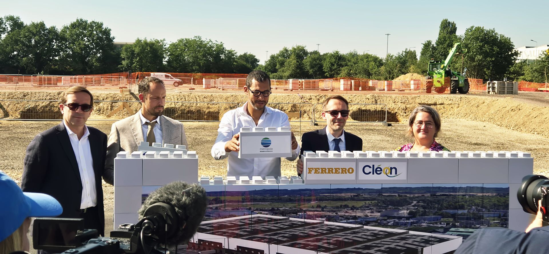 Le groupe FERRERO pose la première pierre de son nouvel entrepôt à Cléon ©RNI