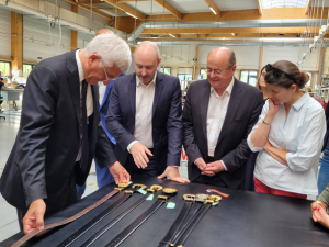 Hervé Morin, président de la Région Normandie, Bernard Leroy, Président de l’Agglo Seine-Eure ont été guidés dans l'entreprise par Thibault Schockert. Photo ©Agglo Seine-Eure