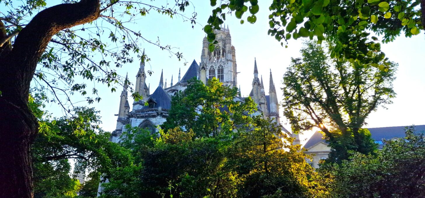 À Rouen, l’Abbatiale Saint‑Ouen dévoile une pierre lumineuse