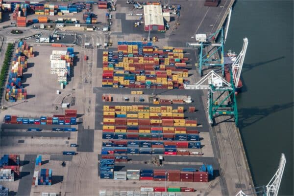 Vue aérienne du port de fret de Grand-Couronne près de Rouen en France