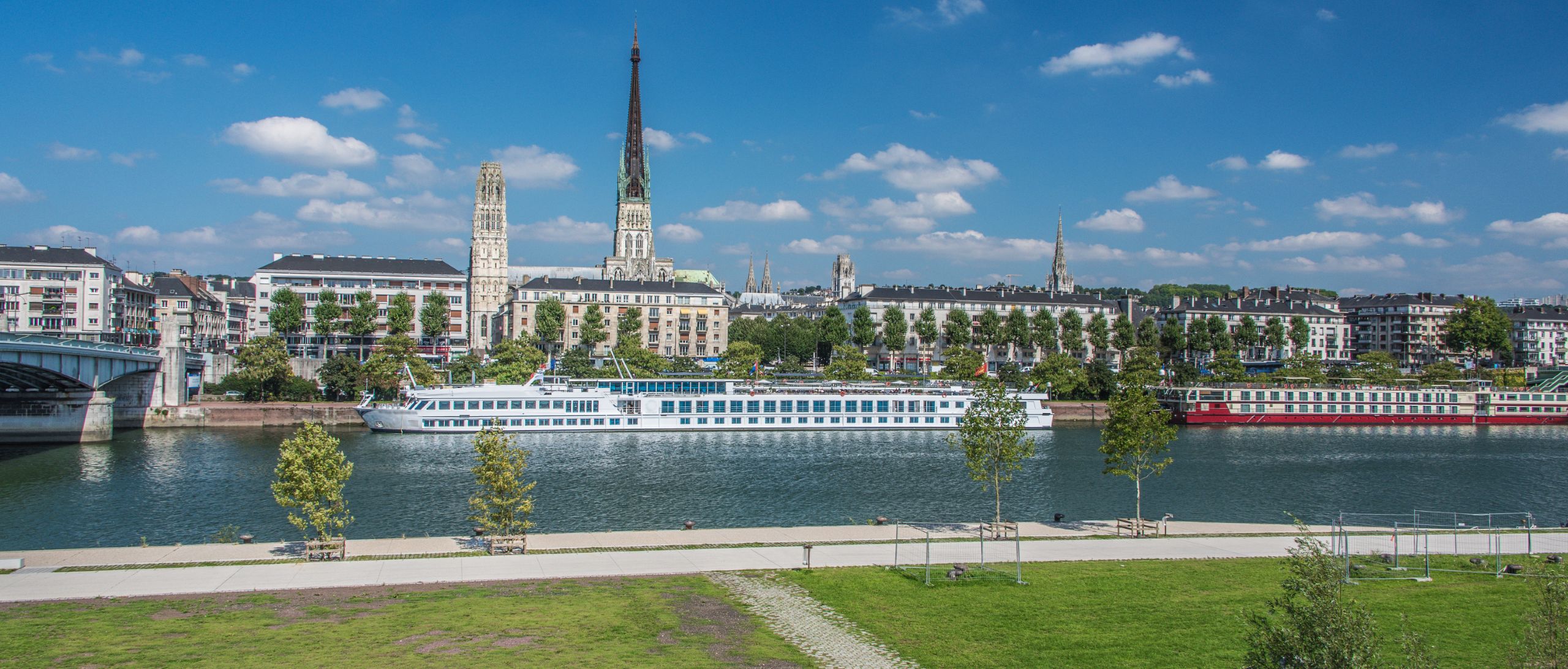 Vue de la Cathédrale de Rouen et de la Seine, Normandie, France ©Kealia - AdobeStock