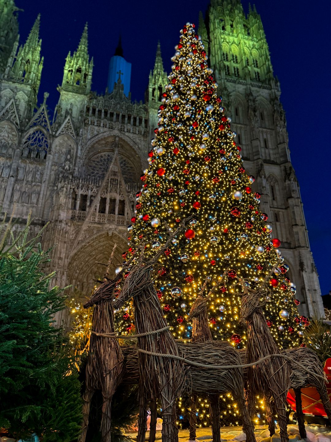 Le marché de Noël de Rouen, au pied de la cathédrale. Crédit photo : Rouen Tourisme
