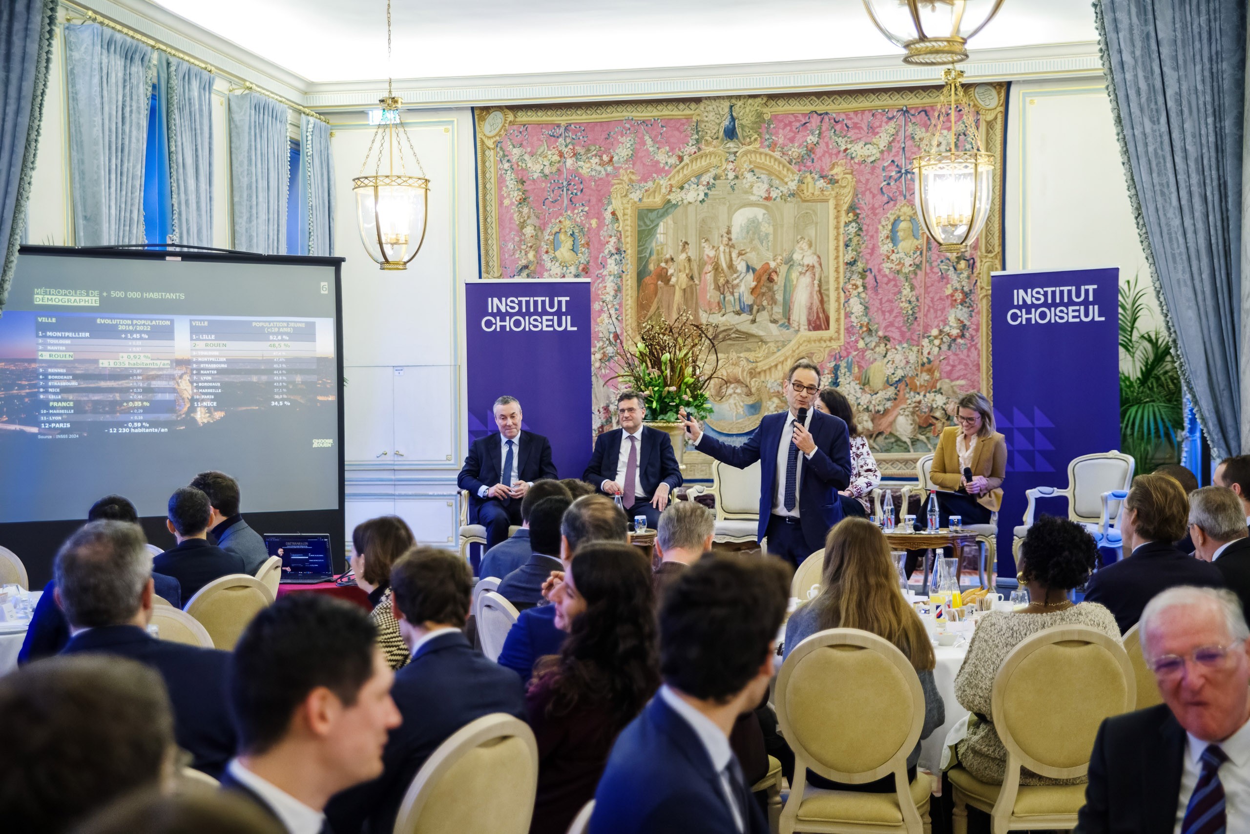Au prestigieux Cercle de l’Union Interalliée, situé rue du Faubourg Saint-Honoré, Rouen Normandy Invest a réuni, en partenariat avec l’Institut Choiseul, 80 dirigeant(e)s d’entreprises pour un petit-déjeuner stratégique placé sous le signe de la réindustrialisation, de la relocalisation et de l’emploi. ©Crédit photo : Institut Choiseul