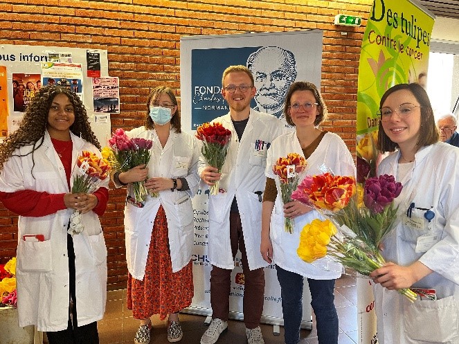 ©Membres du CHU - vente solidaire des tulipes vertes contre le cancer