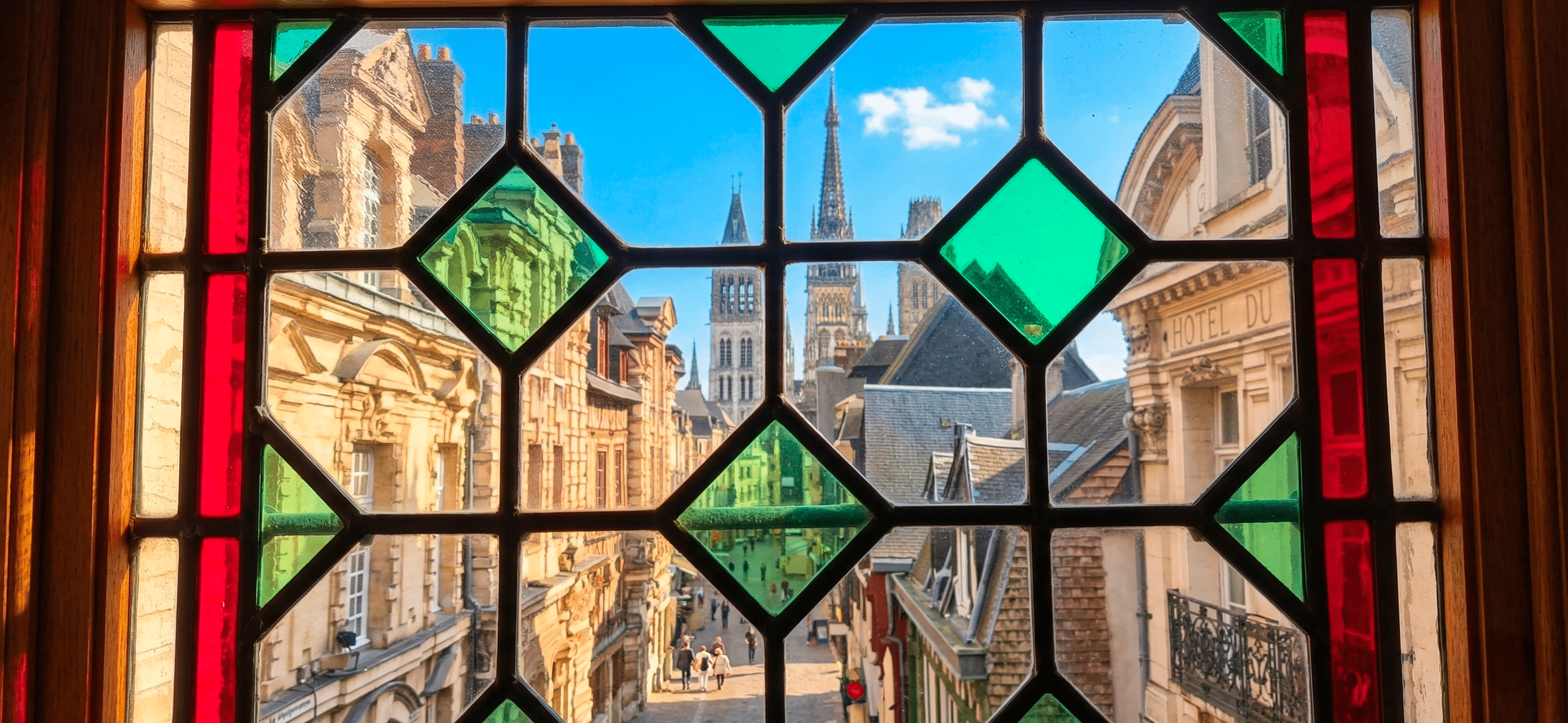 Vue depuis l'intérieur du Gros Horloge à Rouen ©RNI