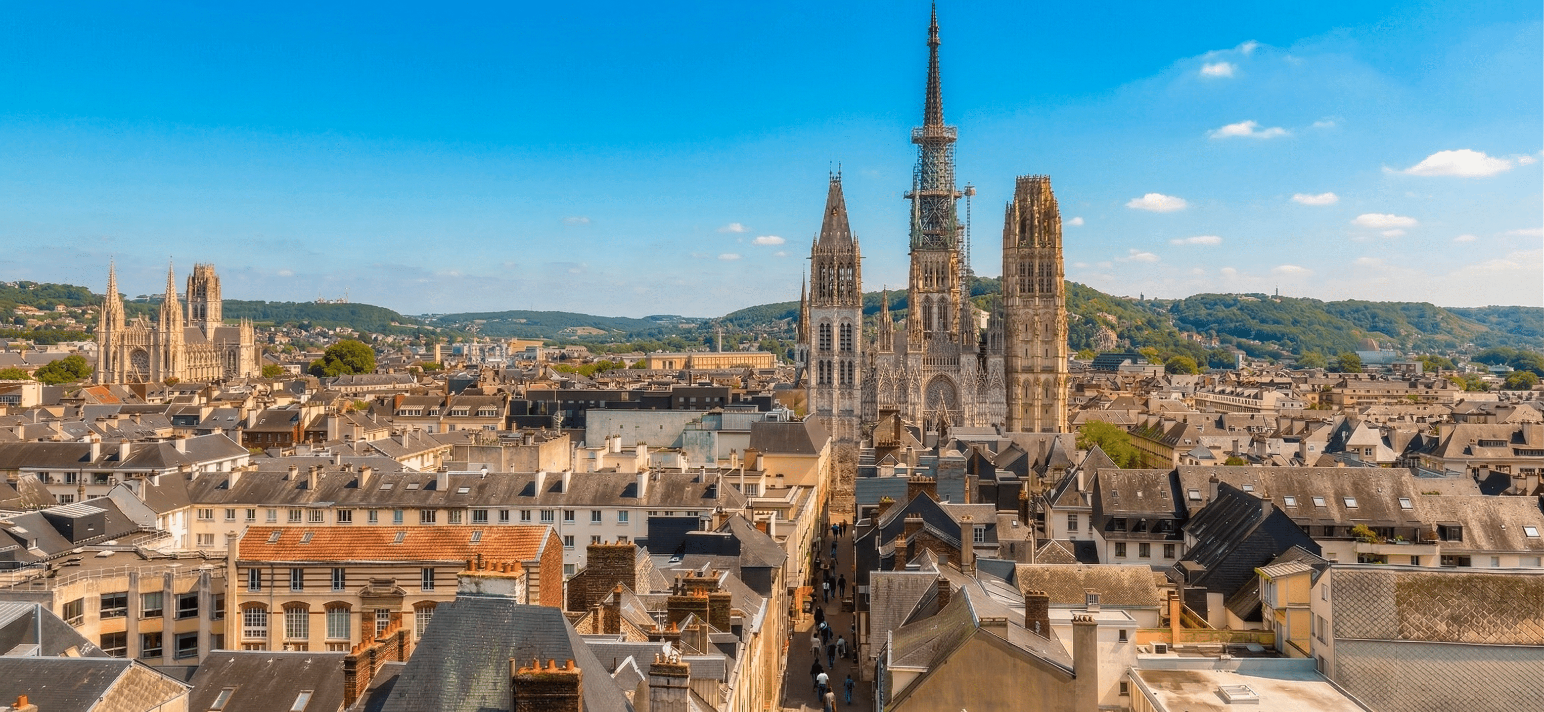 Le beffroi gothique abrite depuis sa construction à la fin du XIVe siècle, les cloches communales et l'horloge de la ville tout en proposition une magnifique vue sur Rouen ©RNI