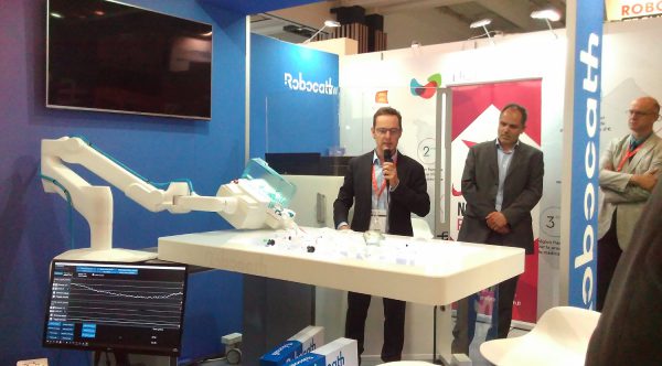 Dr Philippe Bencteux, Président de Robocath présente la plateforme R-OneTM lors de la Paris Health Care Week Dr Philippe Bencteux, Président de Robocath présente la plateforme R-OneTM lors de la Paris Health Care Week